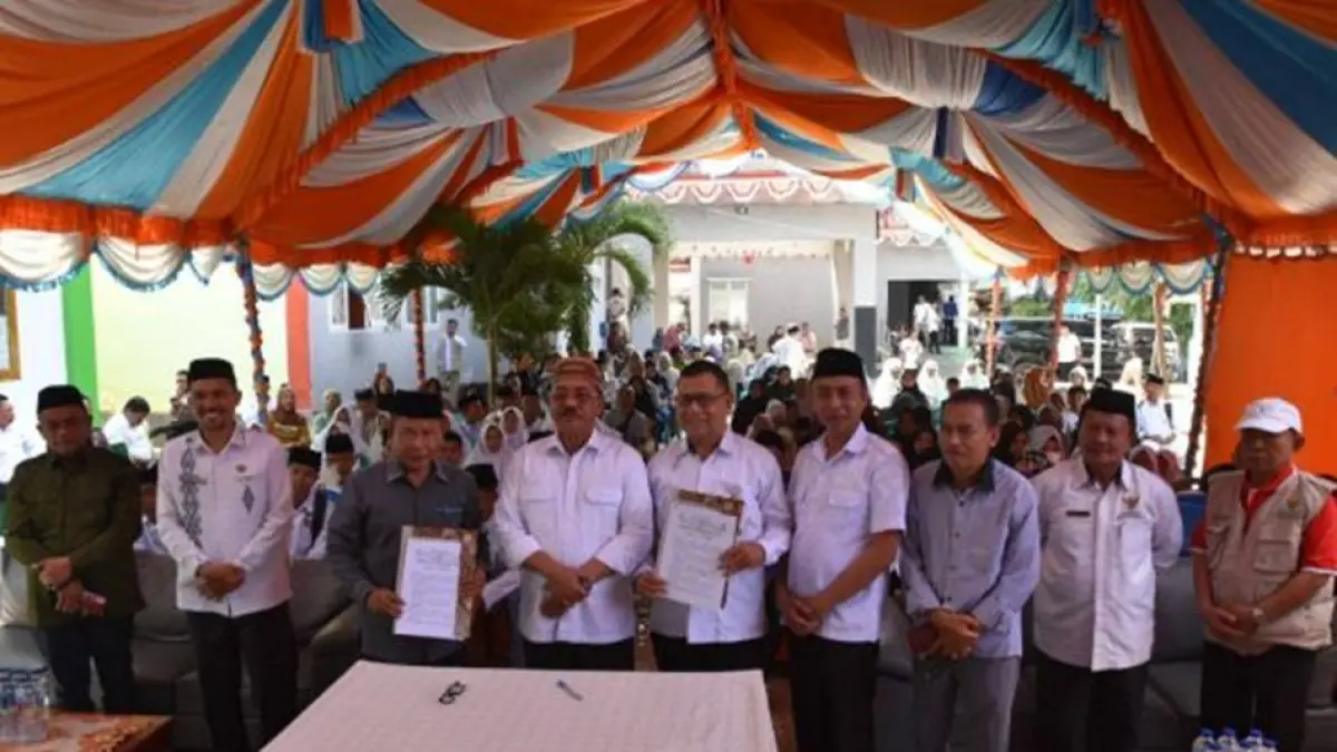  Penyerahan bantuan kepada para mustahik dilakukan langsung Bupati Boalemo Drs. Rum Pagau di halaman Kantor Baznas.(F:Prokopim)