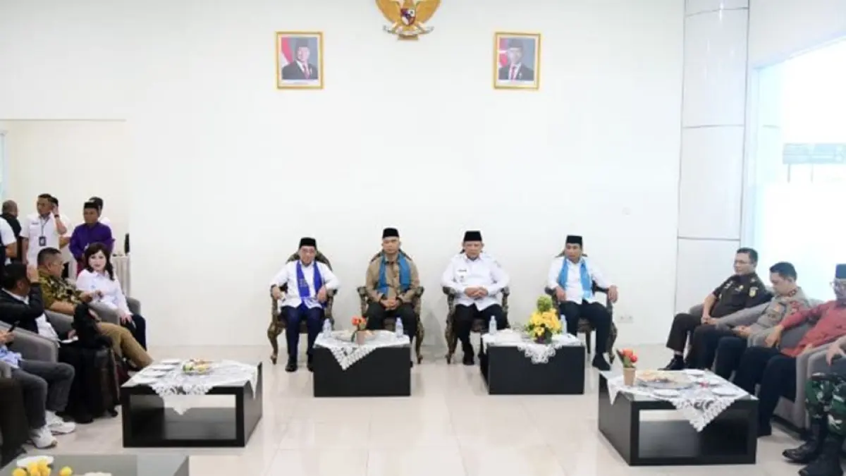 Prosesi Adat Mopotilolo di VIP Bandara Djalaluddin menyambut kedaatangan Wakil Menteri Dalam Negeri, Wakil Menteri Kesehatan dan  Jaksa Agung Muda Intelijen Kejaksaan Agung RI. (Foto – Nova Diskominfotik. )
