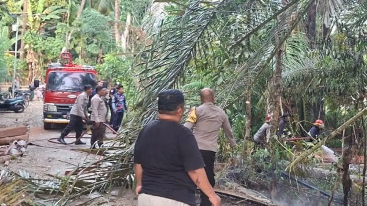 reaksi cepat Personel Piket Polsek suwawa dan Personel Piket Polres Bone Bolango yang dipimpin Pamapta II IPDA Iswandi Utina, dan 1 unit mobil damkar bone bolango Tiba Di Lokasi kebakaran dan langsung memadamkan Api.(F:Hms-Pol)