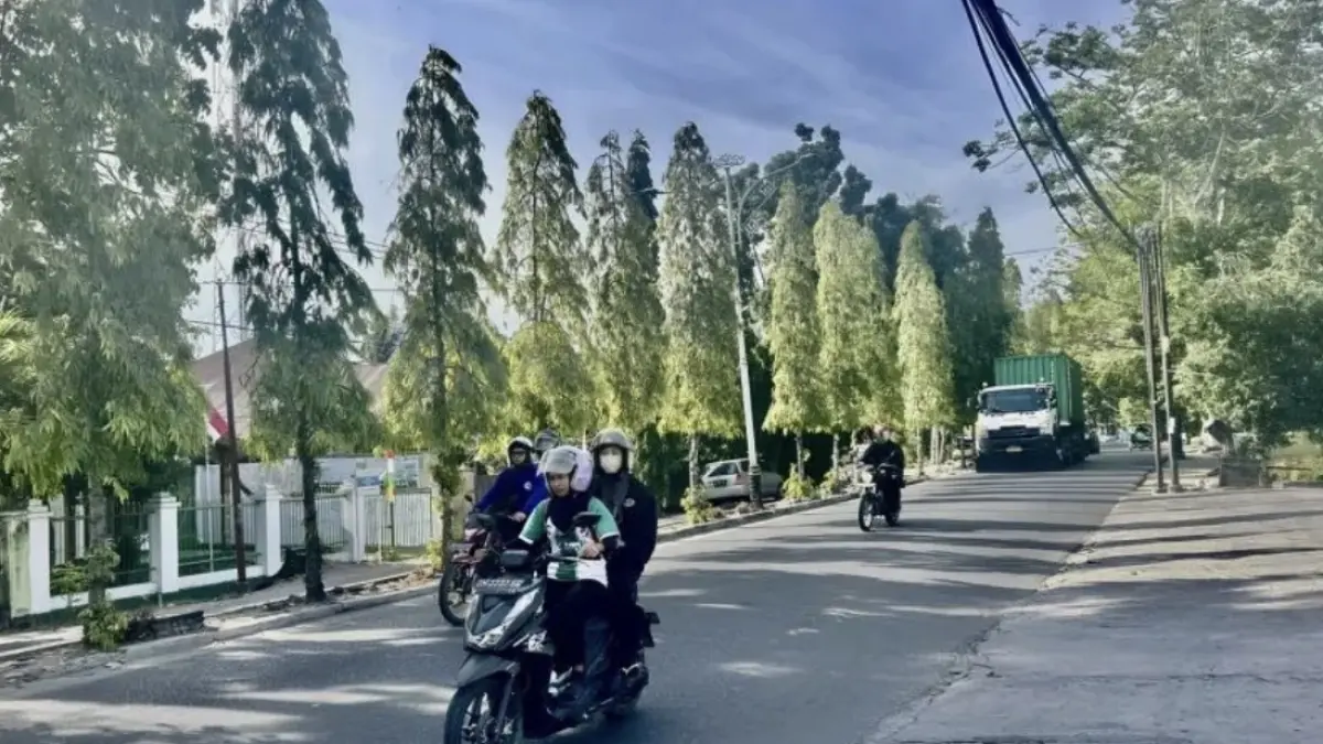 Sejumlah kendaraan melintas di salah satu ruas jalan Kota Gorontalo, Senin (11/8/2026). (ANTARA/Faradila Alim)