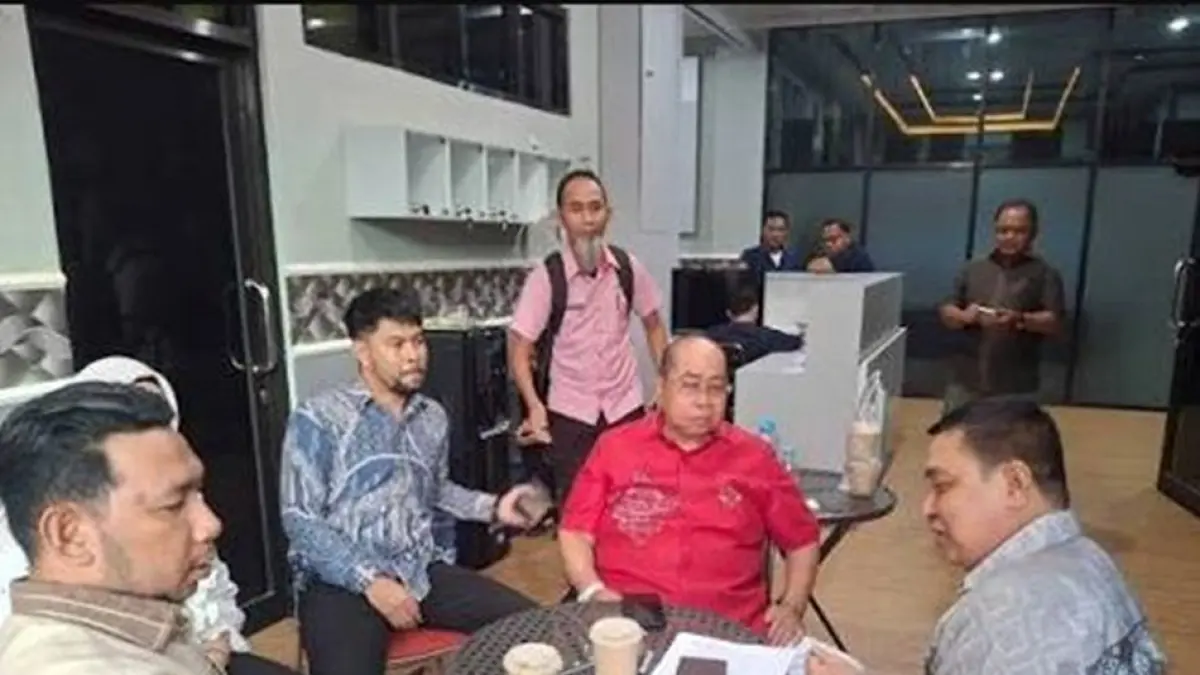 Walikota Adhan Dambea didampingi Ketua Tim Kuasa Hukum Pemkot saat memenuhi panggilan Polda Gorontalo.(F:Istimewa)