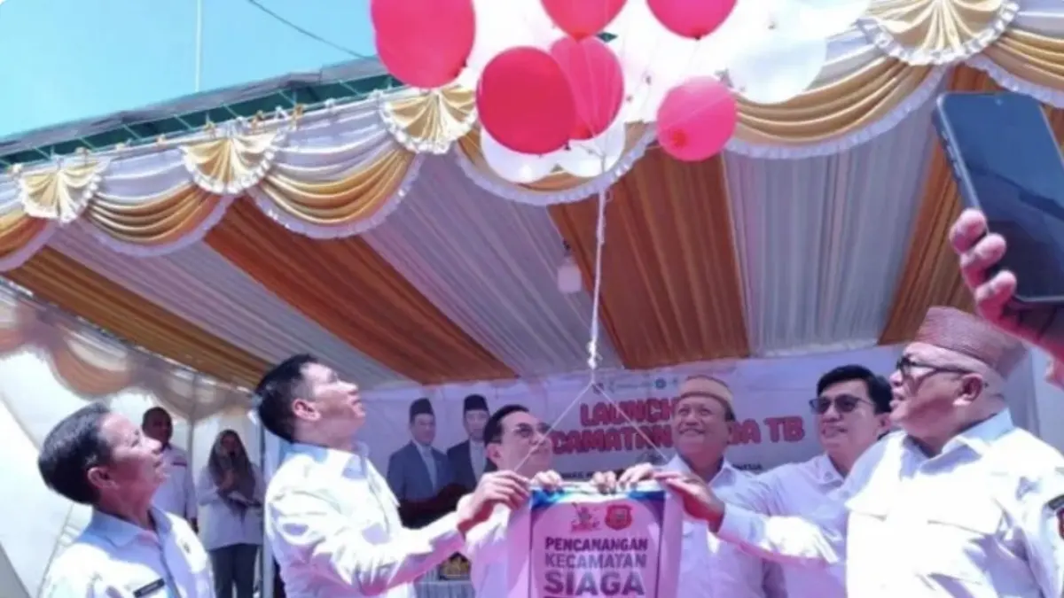 Pelepasan balon di Kabupaten Gorontalo, sebagai tanda diresmikannya Kecamatan Tilango Siaga TBC. Pelepasan balon dilakukan Wakil Menteri Kesehatan Benjamin Paulus Octavianus bersama Wakil Menteri Dalam Negeri Akhmad Wiyagus, didampingi Wakil Bupati Gorontalo Tonny Junus (depan kanan) dan Kepala Dinas Kesehatan P2KB Provinsi Gorontalo Anang S Otoluwa (depan kiri). ANTARA/HO-Dinkes P2KB Gorontalo