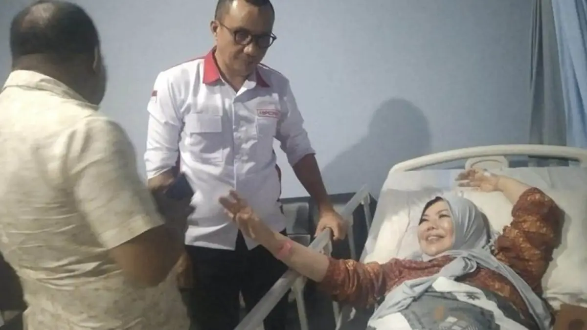 Wakil Gubernur Gorontalo Idah Syahidah Rusli Habibie yang tengah menjalani perawatan intensif di Rumah Sakit Multazam, Wakil Bupati Boalemo Lahmuddin Hambali  langsung menyempatkan diri menjenguk.(F:Istimewa)