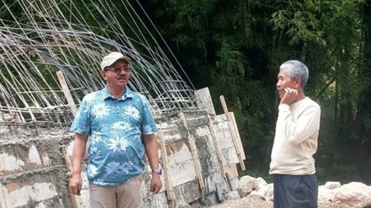Bupati Boalemo, Drs. H. Rum Pagau, saat meninjau langsung pekerjaan di tiga segmen jalan.(F:Diskominfo)