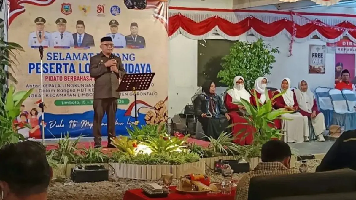 Bupati Gorontalo Sofyan Puhi membuka Lomba Pidato Bahasa Gorontalo yang digelar Pemerintah Kecamatan Limboto di Warkop Love Story Limboto.(Diskominfo)