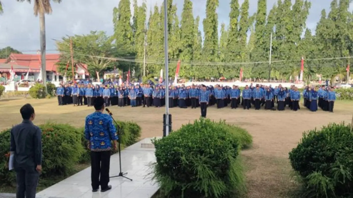 Rum Pagau saat menjadi pembina Apel Korpri Pemerintah Daerah Kabupaten Boalemo di halaman Kantor Bupati.(F:Diskominfo)