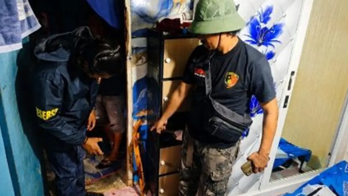 Tim URC Resmob Satreskrim Polres Pohuwato mengamankan seorang pria berinisial AK alias M (31), yang diduga melakukan tindak pidana penganiayaan menggunakan senjata tajam jenis pisau badik.(F:Hms-Pol)