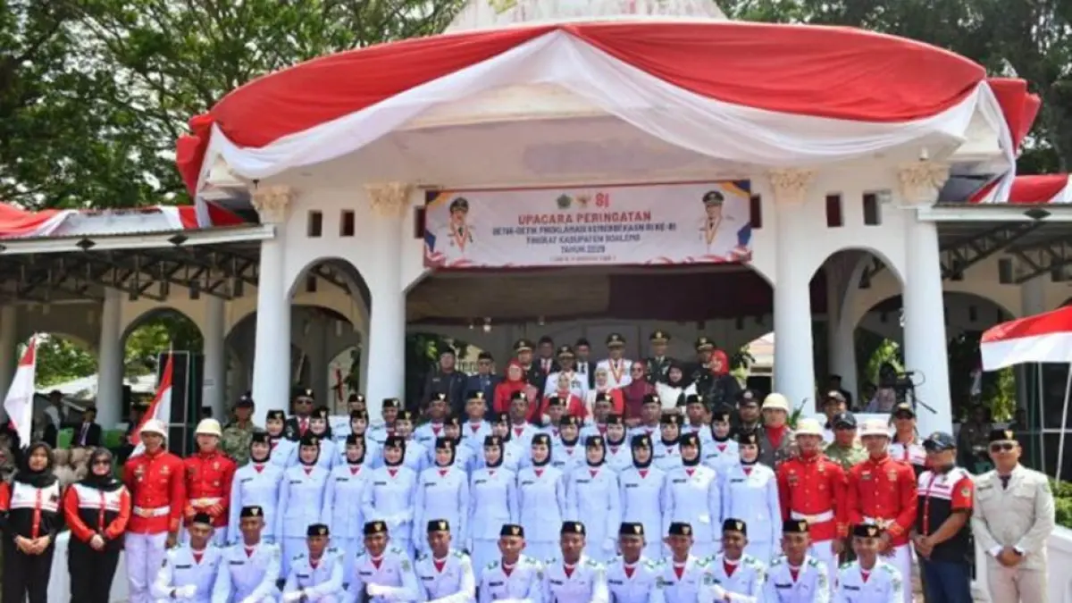 Bupati dan Wakil Bupati foto bersama dengan Paskibraka (F:Diskominfo)