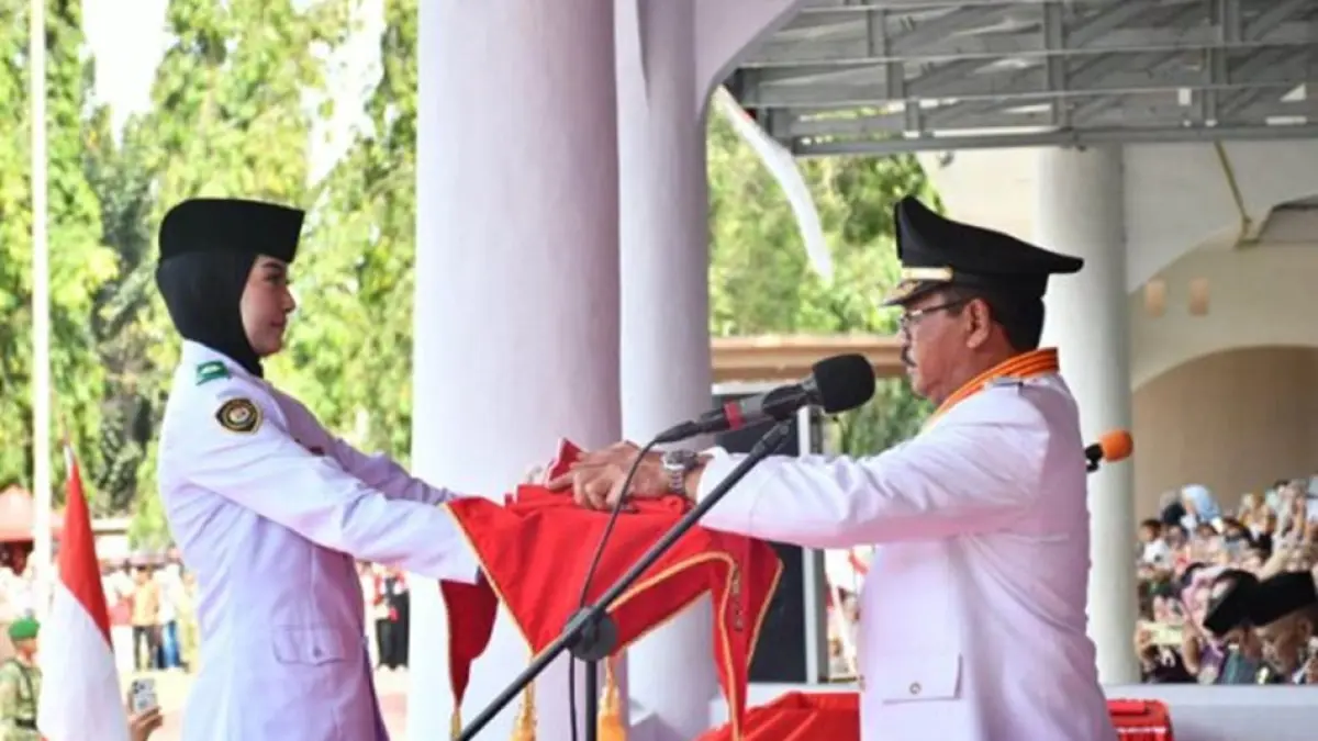 Bupati Rum Pagau saat memimpin Upacara Hut Kemerdekaan ke-81 yang berlangsong di Alun-Alun Kecamatan Tilamuta.(F: Diskominfo)