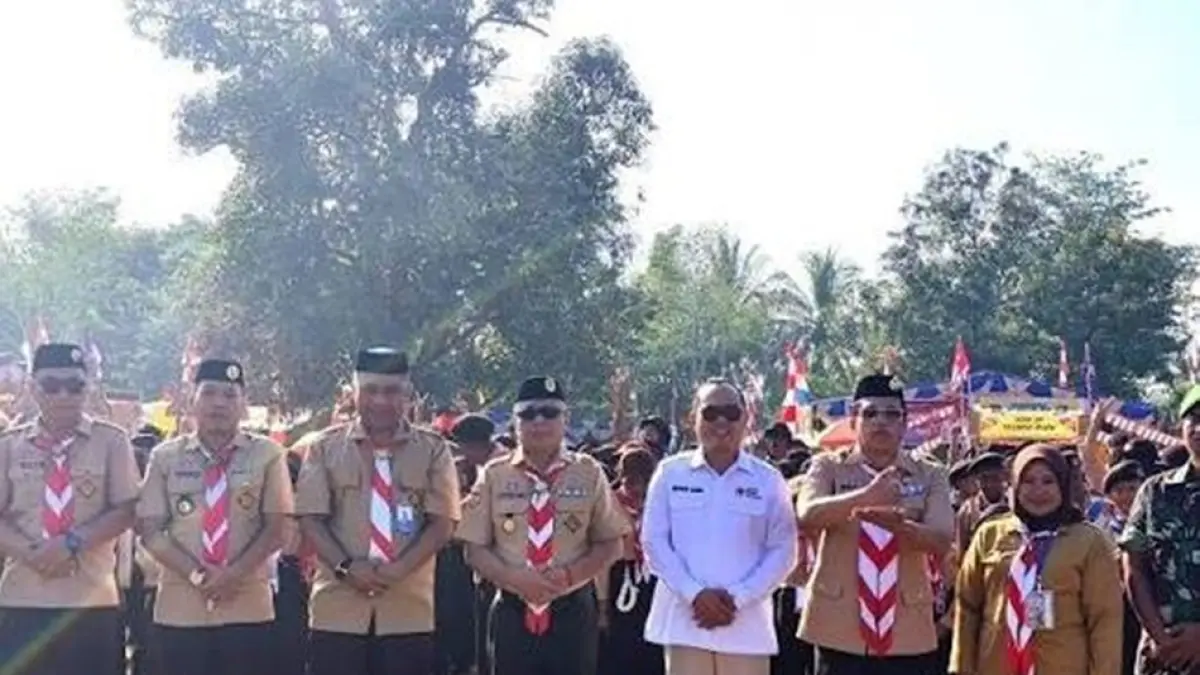 Bupati Sofyan Puhi saat menutup Perkemahan Hari Pramuka ke-65 tingkat Kwaran Pulubala.(F:Istimewa)