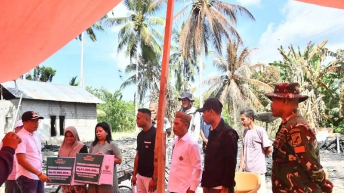 Disaksikan Ketua Baznas Wakil Bupati Boalemo serahkan bantuan korban kebakaran di Desa Buti Kecamatan Mananggu.(F:Diskominfo)