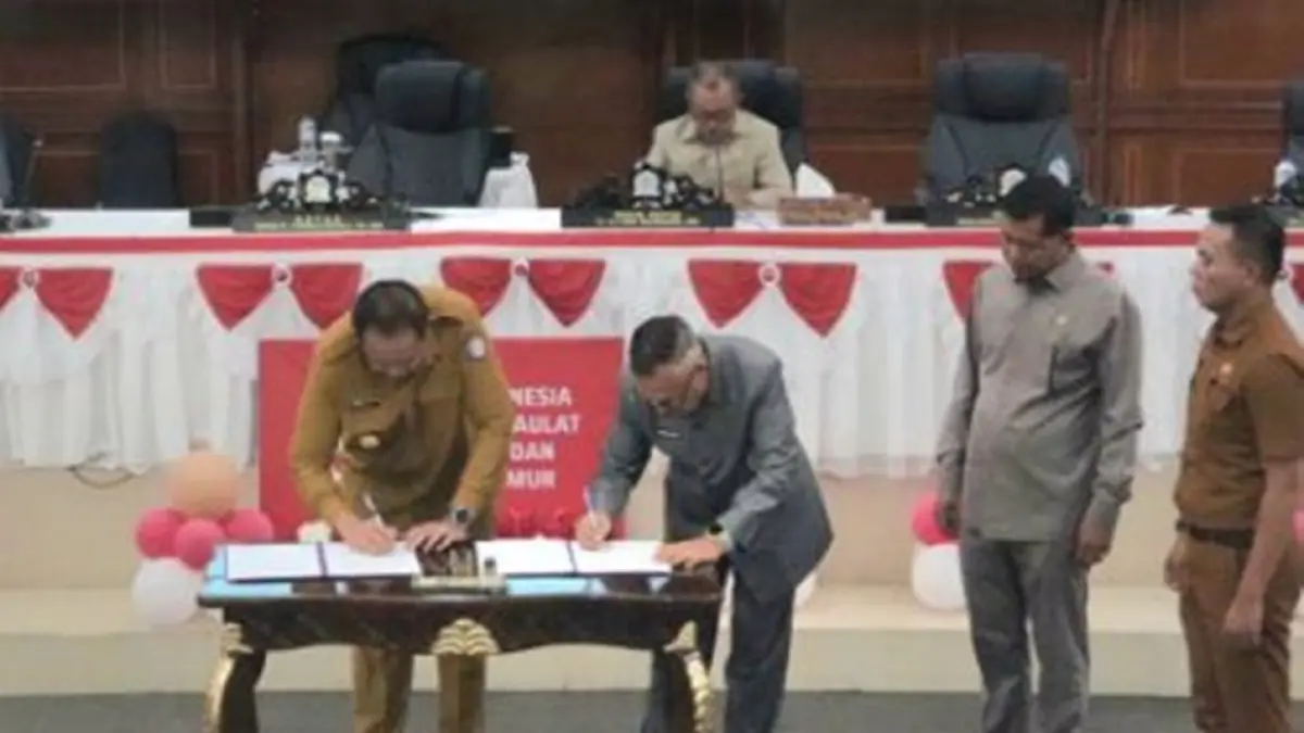 Gubernur Gorontalo Gusnar Ismail dan Ketua DPRD Provinsi Gorontalo Thomas Mopili pada Rapat Paripurna DPRD tingkat II terhadap Perubahan APBD Provinsi Gorontalo.(F:Istimewa)