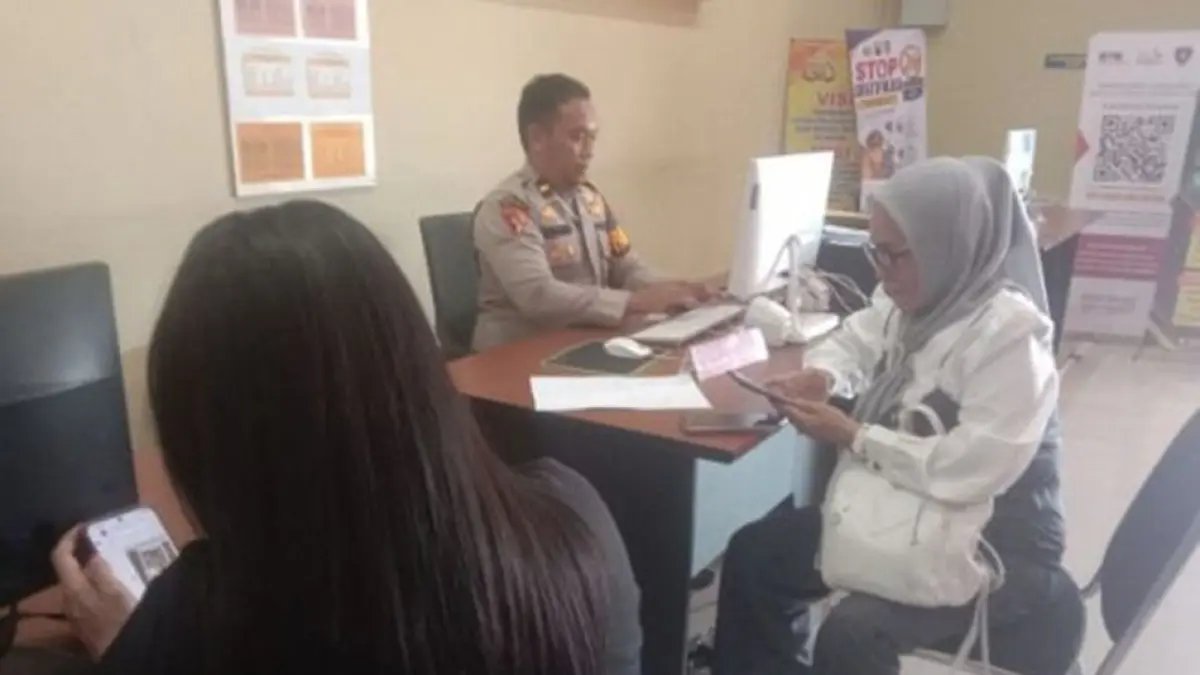 Korban Suwanti Pakaya saat mendatangi SPKT Polres Bone Bolango.(F:gpd)