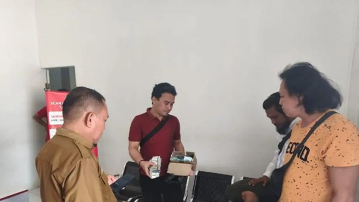 pemeriksaan bersama disaksikan kepala desa dan pihak JNT, ditemukan 700 butir Trihexyphenidyl dan 50 butir Tramadol di dalam paket.(F:Hms-Pol)