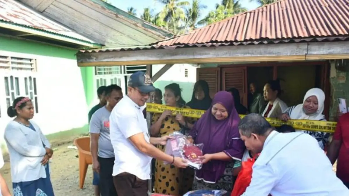 Penyerahan bantuan kepada korban kebakaran yang diserahkan langsung Wakil Bupati Boalemo Lahmudin Hambali.(F:Diskominfo)