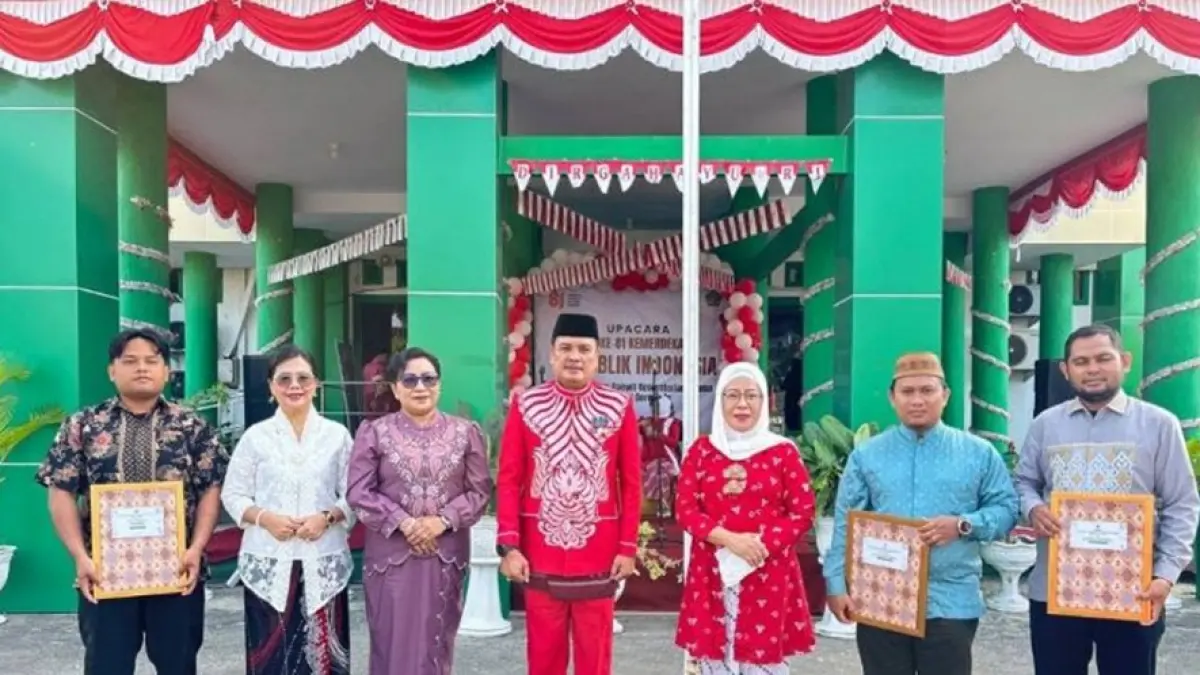Plt. Kepala Kanwil Kemenag Provinsi Gorontalo H. Mahmud Y. Bobihu menyerahkan  izin usai  upacara peringatan HUT RI berlangsung di halaman kantor Kanwail Kemenang Gorontalo.(F:Kemenag)
