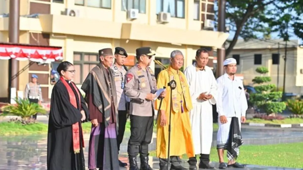 Suasana apel kemudian berubah menjadi penuh perenungan ketika doa lintas agama dipanjatkan.(F:hms-pol)