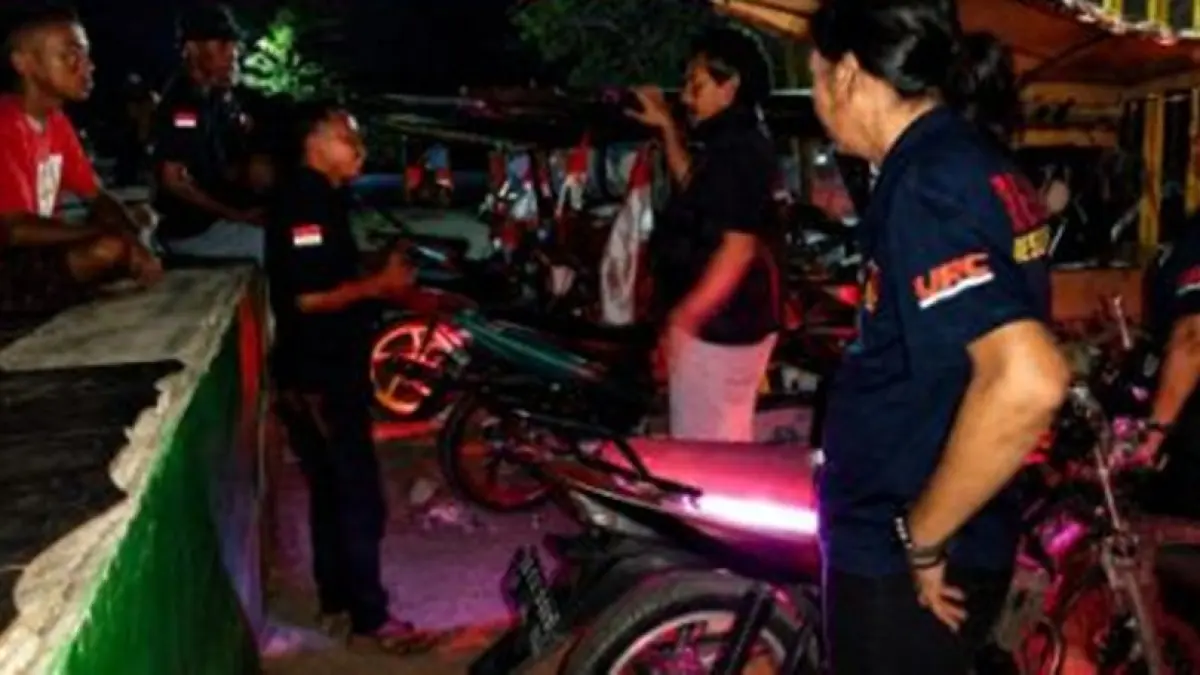 Tim Unit Reaksi Cepat (URC) Satreskrim Polres Pohuwato turun menyisir sejumlah lokasi di Kecamatan Marisa untuk memastikan situasi keamanan.(F:Hms-Pol)