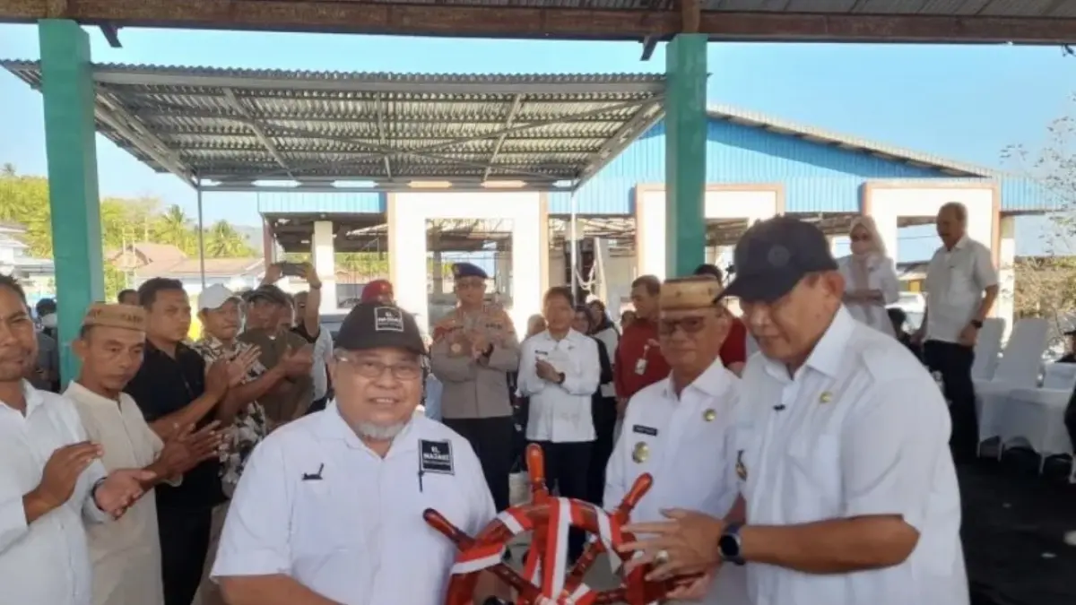Gubernur Gorontalo menyerahkan bantuan kapal motor penangkap ikan secara simbolis kepada perwakilan kelompok nelayan, berlangsung di TPI Inengo, Desa Huwangobotu, Kecamatan Kabila Bone, Kabupaten Bone Bolango, Provinsi Gorontalo, Rabu (19/8/2026). (ANTARA/Zulkifli Polimengo)