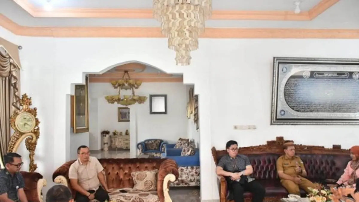 Wabup Lahmudin Hambali saat menerim TIm BPJS di Rudis Bupati.(F:Diskominfo)
