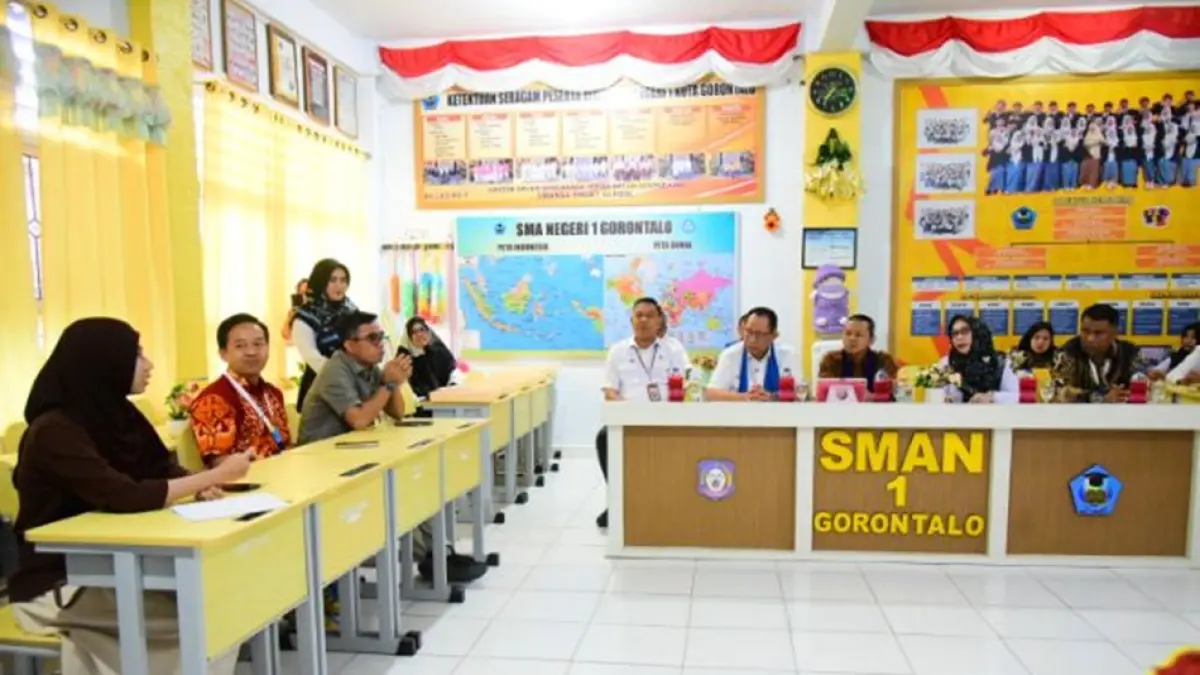 Wakil Menteri Pendidikan Dasar dan Menengah Fajar Riza Ul Haq meninjau pelaksanaan Pendidikan Jarak Jauh (PJJ) di SMA Negeri 1 Gorontalo.(F:Diskominfotik Provinsi)