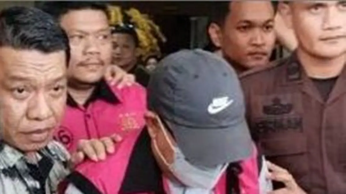 Empat tersangka kasus koruppsi KONI Goorontalo saat digiiring ke mobil tahanan menuju Lapas Gorontalo. (F:istimewa) 