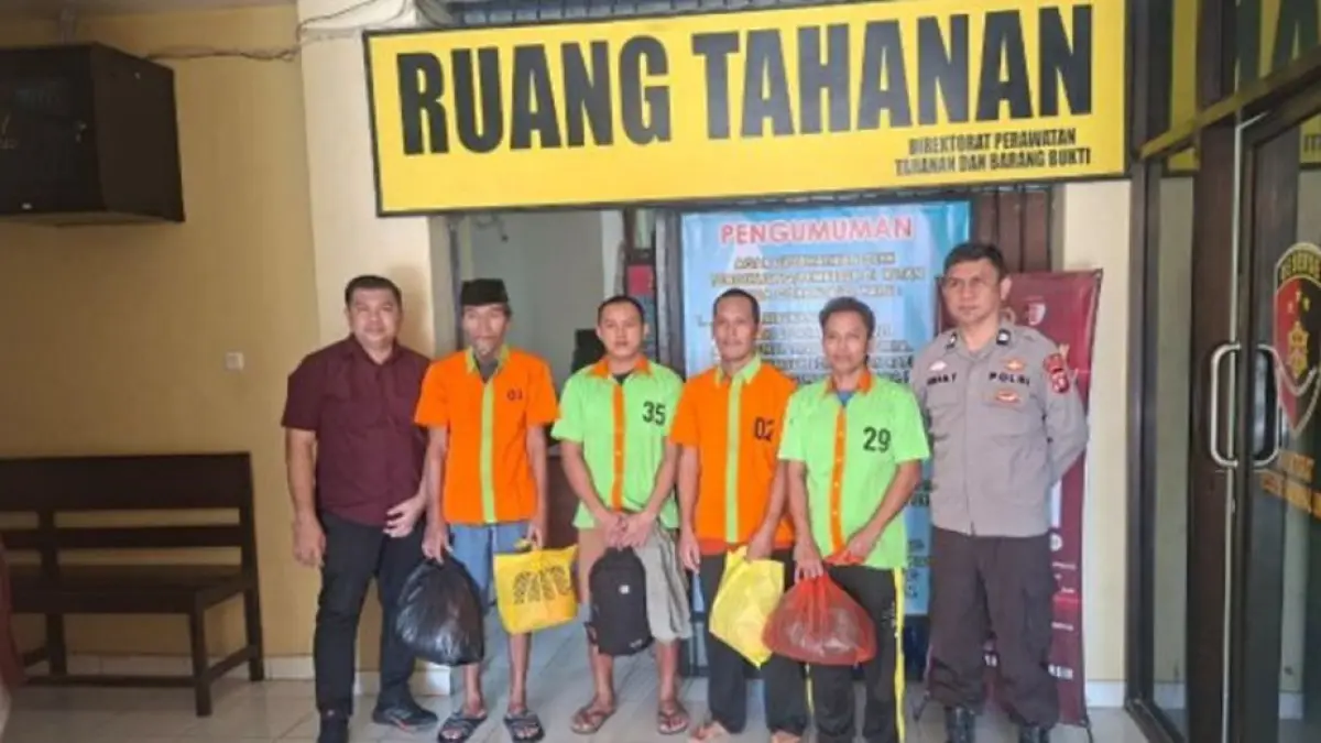 Keempat tersangka yang  diserahkan terdiri atas satu WNI berinisial AM sebagai nahkoda serta tiga WNA asal Filipina, yakni DC, KWS dan RVP yang berstatus sebagai ABK.(F:Hms-Pol)