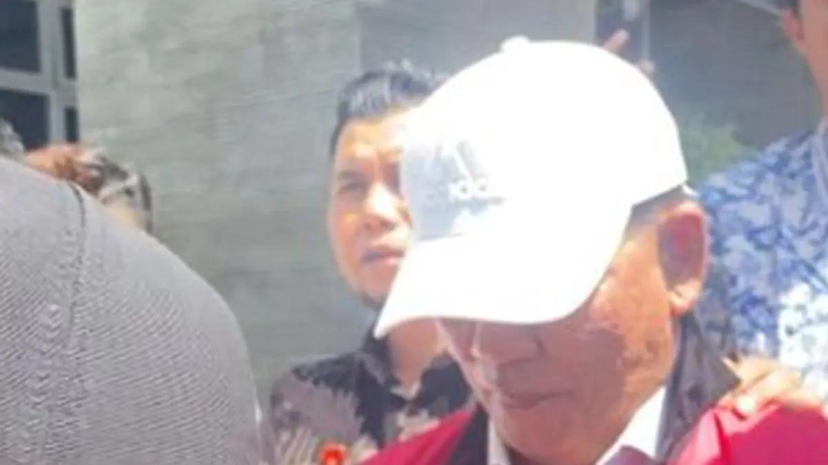 Ketua KONI Gorontalo yang juga Aleg Deprov Fikram Salilama saat digiring ke mobil tahanan (F:Istimewa)

