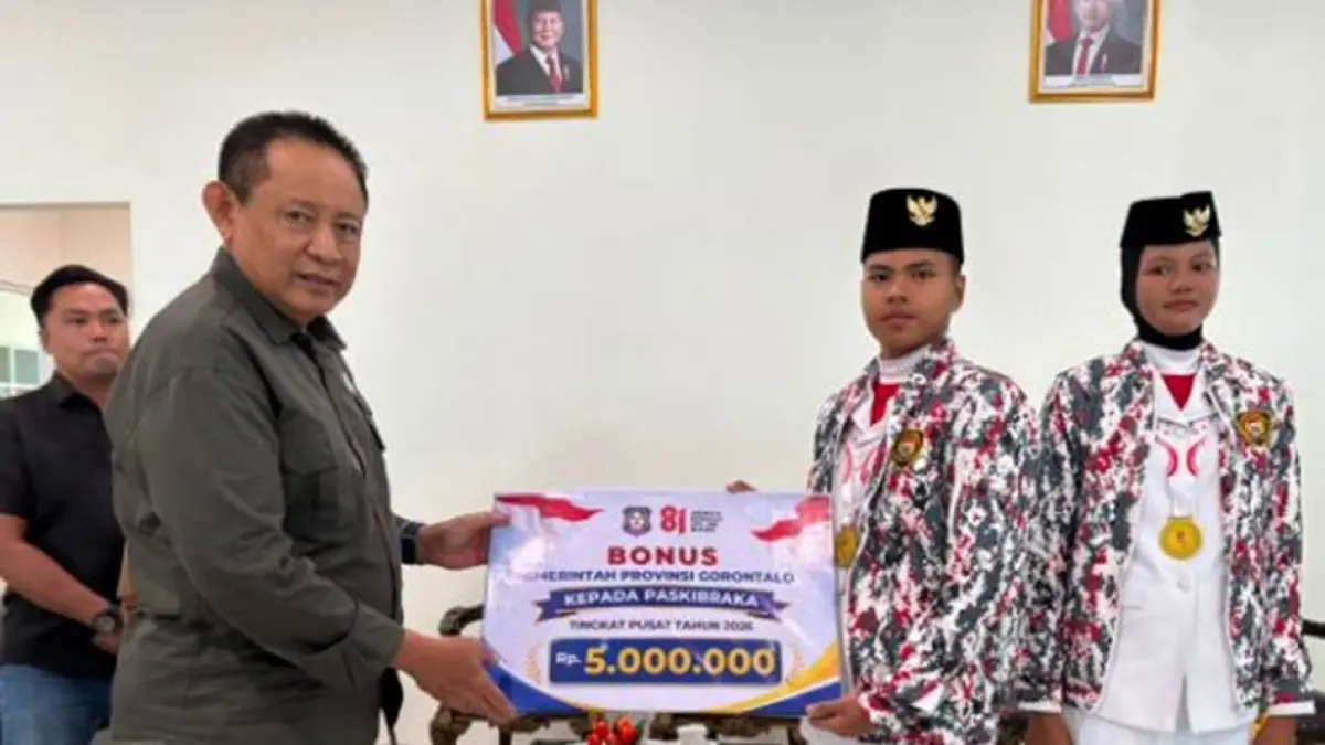 Gubernur Gorontalo Gusnar Ismail didampingi Kepala Kesbangpol Provinsi Gorontalo bersama dua orang Pasukan Pengibar Bendera Pusaka (Paskibraka) di Bandara Djalaluddin Tantu.(F:Diskominfotik)