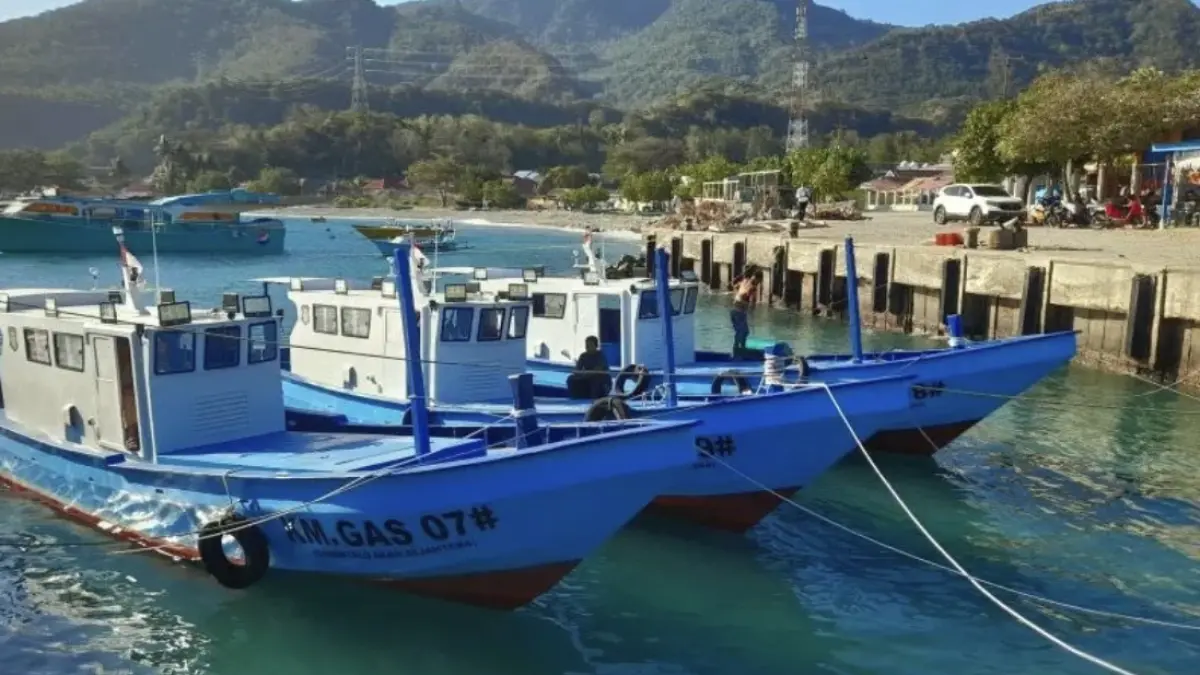 Kapal bantuan penangkapan ikan program unggulan dari Pemerintah Provinsi Gorontalo untuk mendukung sektor agro maritim, bersandar di pelabuhan Tempat Pelelangan Ikan Inengo, Desa Huangobotu, Kecamatan Kabila Bone, Kabupaten Bone Bolango, Provinsi Gorontalo, Sabtu (22/8/2026). ANTARA/Zulkifli Polimengo