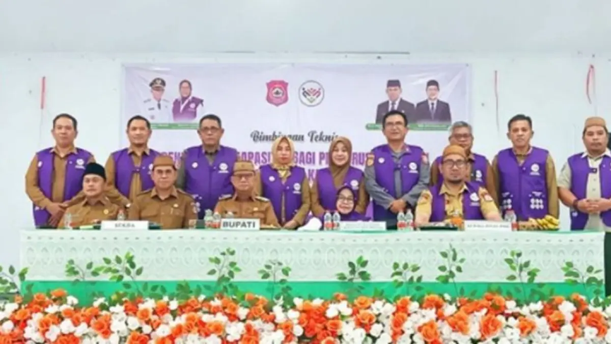Bupati Bone Bolango Ismet Mile bersama Ketua Tim Pembina Posyandu Kabupaten Bone Bolango Ruwaida Mile dan OPD pembina saat Bimtek Peningkatan Kapasitas Tim Pengurus Posyandu Enam Bidang Standar Pelayanan Minimal (SPM) di Desa di BPU Kabila.(F:Diskominfo)