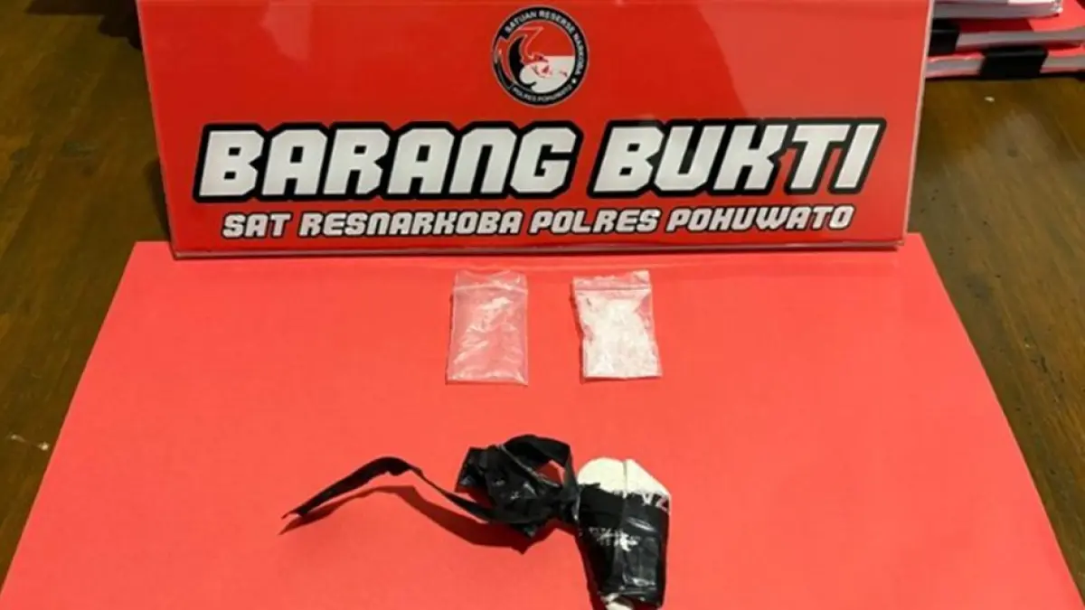 Dalam pengungkapan ini  polisi mengamankan satu sachet plastik klip kecil yang diduga 
berisi sabu, satu sachet plastik klip sedang kosong dan satu bungkusan lakban warna hitam.(F:Hms-Pol)