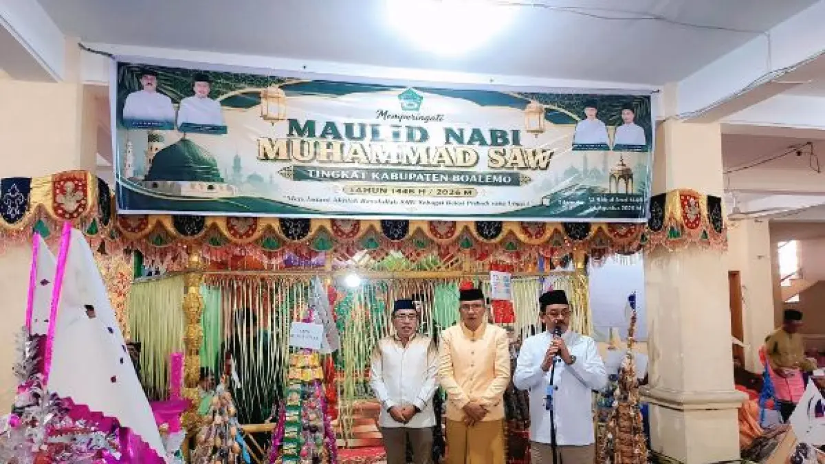Bupati Boalemo Rum Pagau didampingi Wakil Bupati Boalemo Lahmudin Hambali, Sekretaris Daerah Nurdin Baderan, saat menghadiri peringatan Maulid Nabi Muhammad SAW tingkat Kabupaten Boalemo yang berlangsung di Masjid Agung Baiturrahmah.(F:Diskominfo)