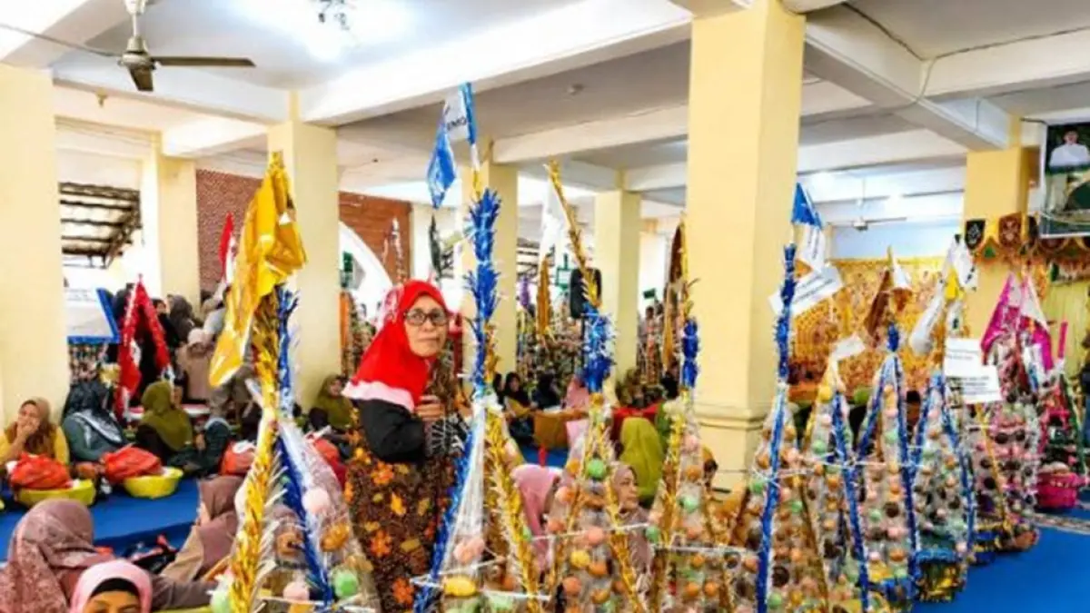 Gemerlap hiasan tolangga, lantunan dikili, hingga sajian  tradisional yang dibawa menuju masjid menjadi bagian dari wajah khas perayaan Maulid Nabi di Gorontalo. (F:Diskominfo)