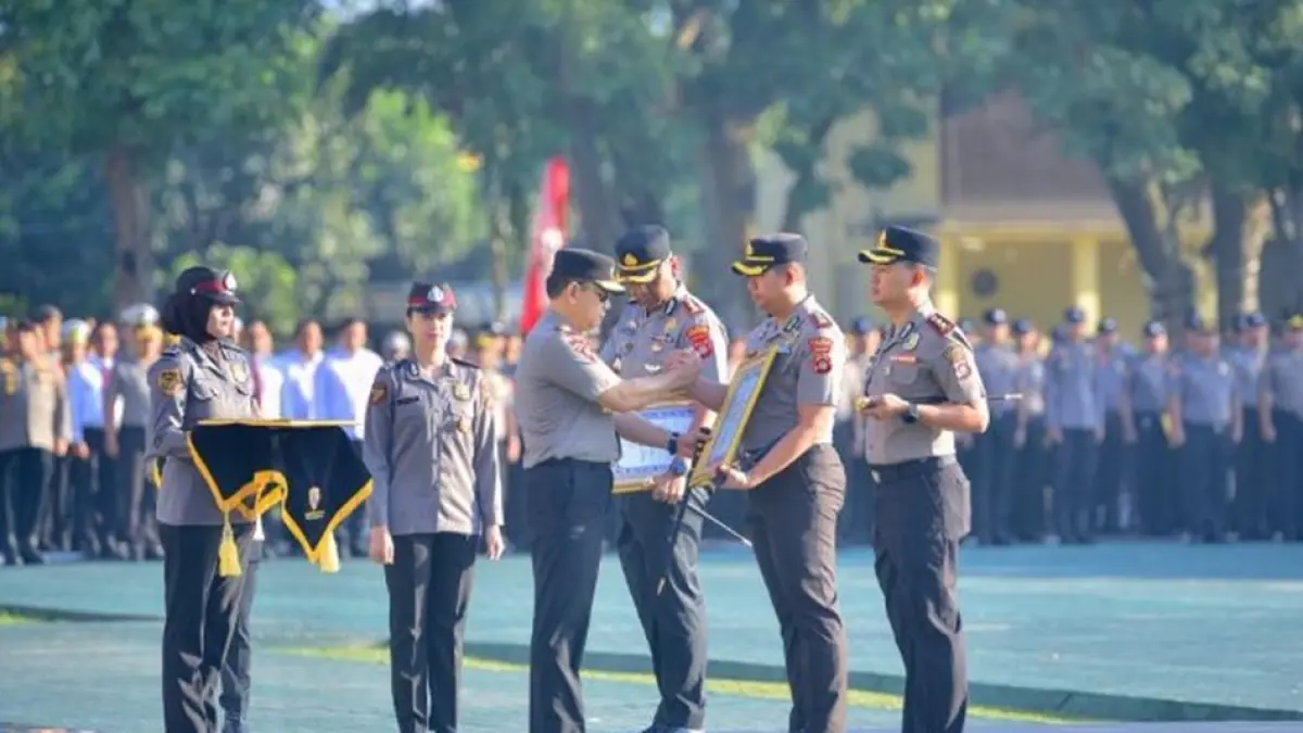 Kapolda Gorontalo Irjen Pol Drs. Widodo, SH, MH., mengucapkan selamat kepada tiga satuan yang memperoleh penghargaan.(F;hms-Pol)