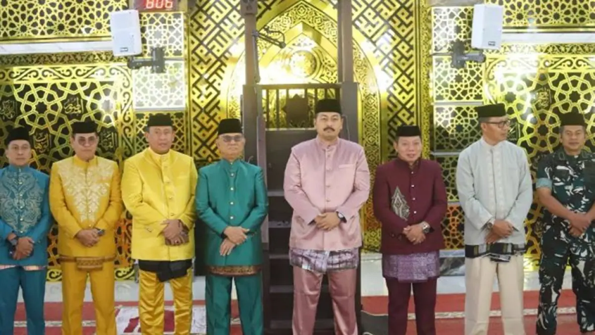Sekda Bone Bolango Iwan Mustapa di sela-sela peringatan Maulid nabi Muhammad (F:Diskominfo)
