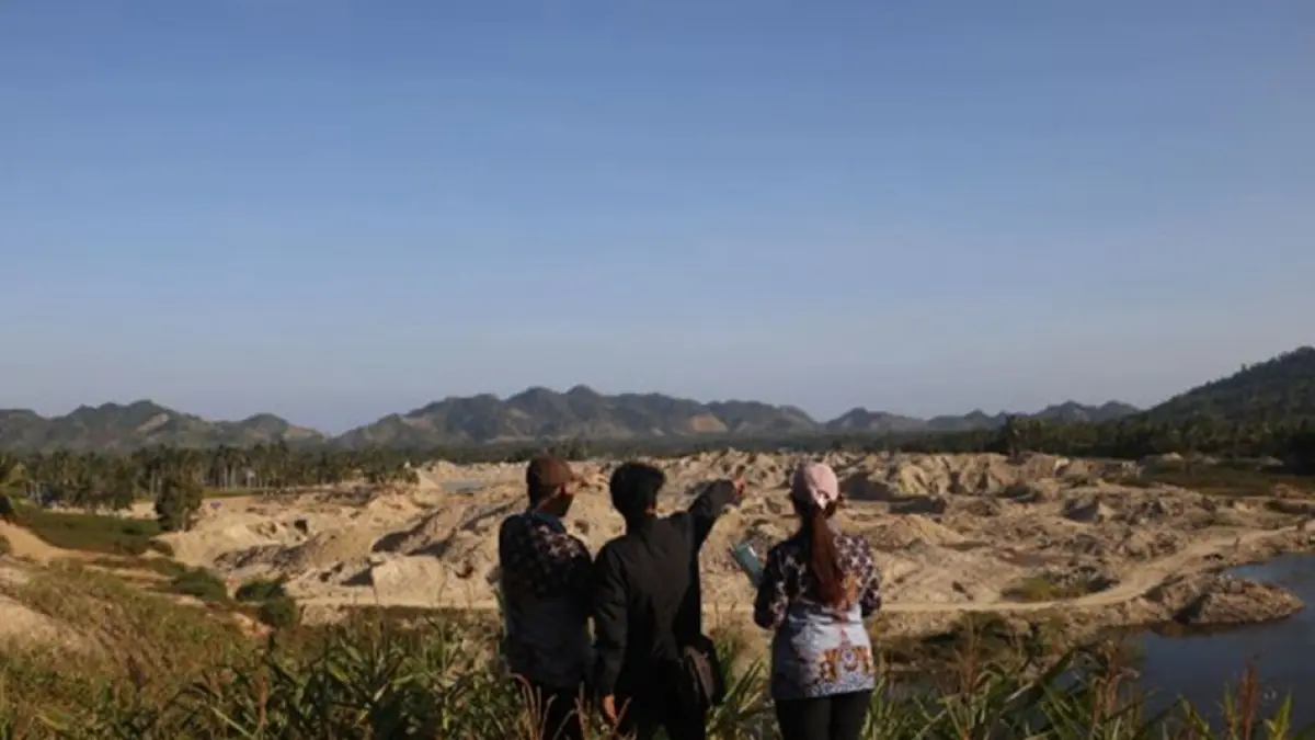Tim BPKP juga mengecek kondisi lapangan secara langsung untuk melihat aktivitas pertambangan yang berlangsung sekaligus mencocokkan kondisi faktual dengan data dan dokumen yang berkaitan dengan proses perizinan.(F:BPKP).