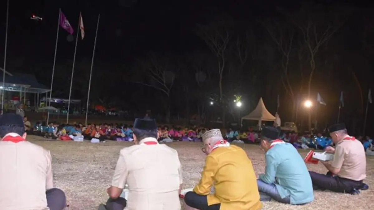 Di tengah 584 peserta, Bupati Gorontalo Sofyan Puhi memilih melebur dalam suasana santai dengan duduk dan makan bersama para anggota Pramuka. (F:Diskominfo)