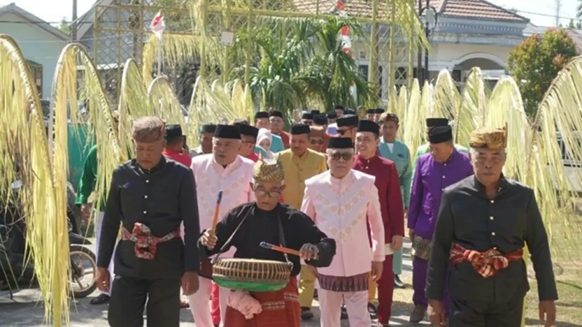 Nuansa Islam dan budaya Gorontalo berpadu dalam peringatan Maulid Nabi Muhammad SAW 1448 Hijriah di Masjid Besar Baitul Ridha, Kecamatan Telaga Jaya. (F:Diskominfo)