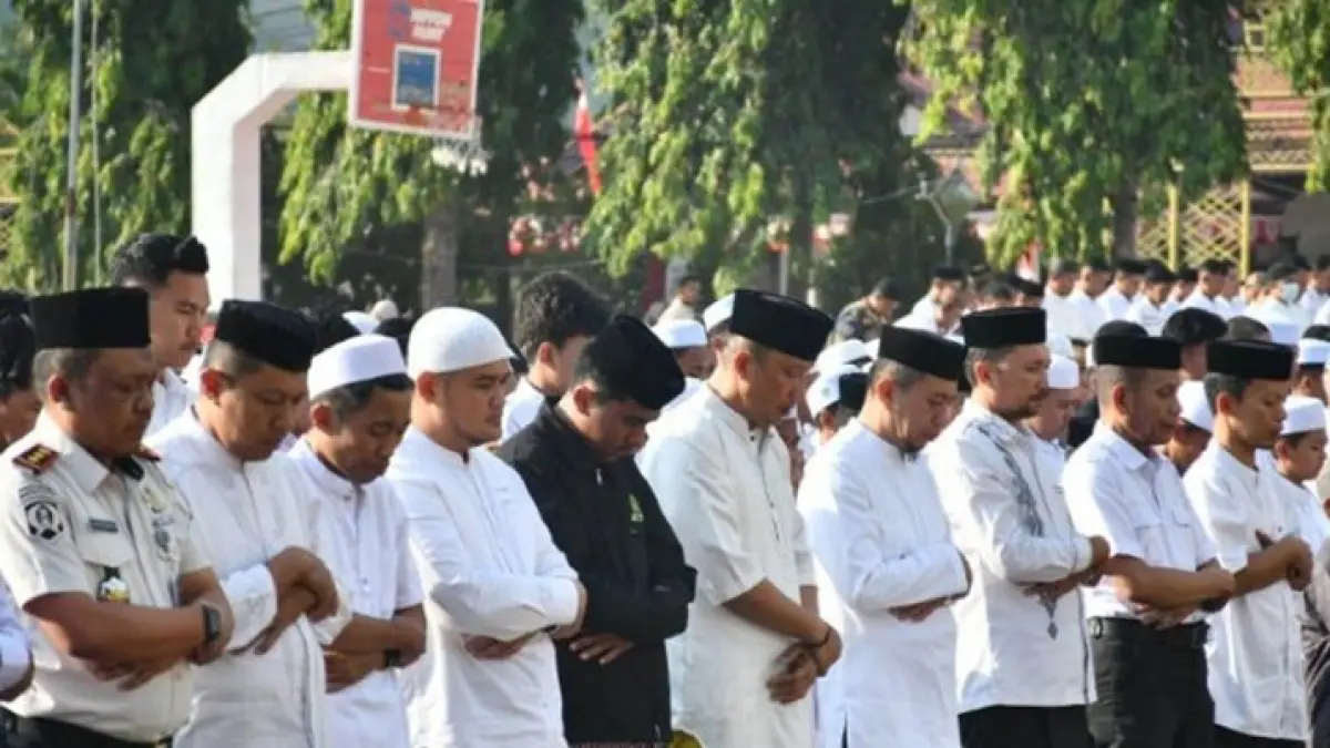 Wakil Bupati Boalemo Lahmuddin Hambali bersama jajaran pemerintah daerah, tokoh agama dan masyarakat melaksanakan sholat sunnah meminta hujan secara berjamaah.(F:Diskominfo)