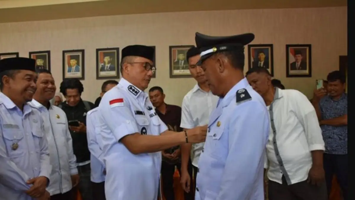 Wakil Bupati Boalemo Lahmudin Hambali saat melantik Penjabat Kepala Desa Balate Jaya, Kecamatan Paguyaman, Zainudin Ente, SE. berlangsung di ruang Vicon Kantor Bupati Boalemo.(F:Prokopim)