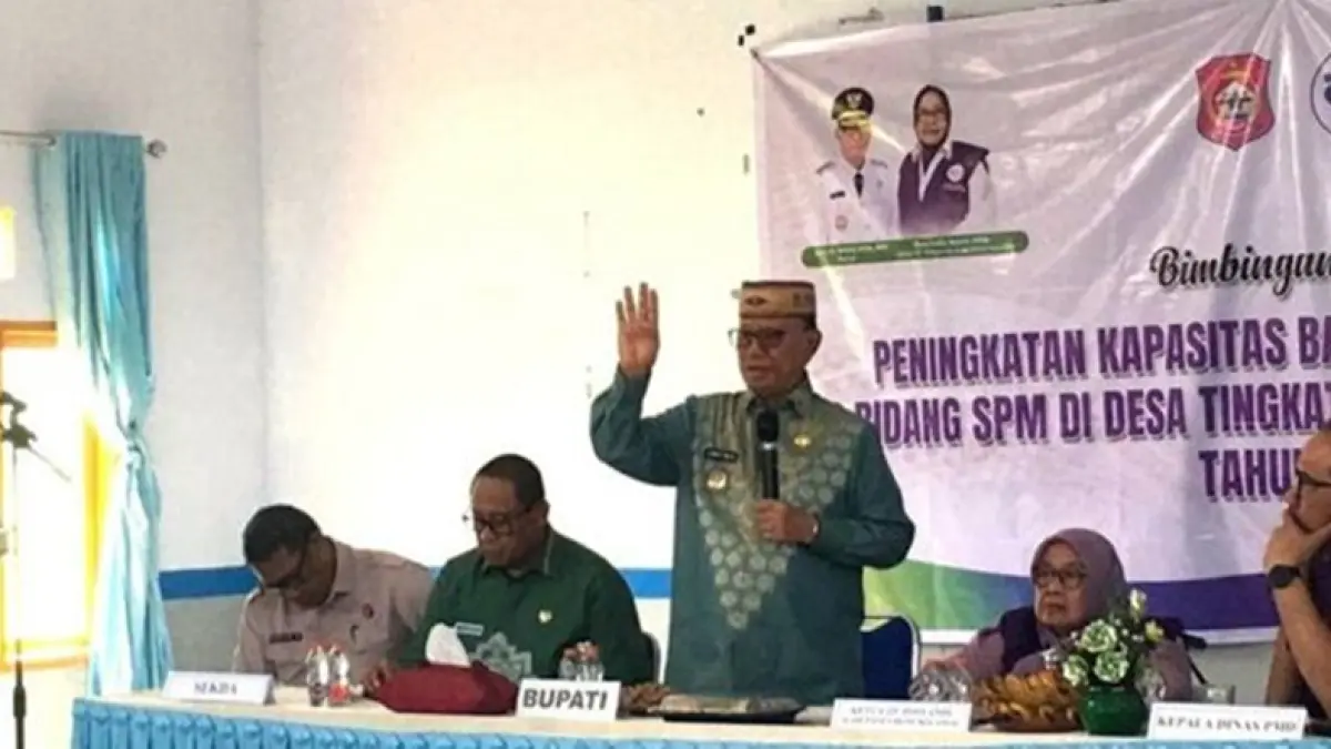 Bupati Ismet Mile membuka Bimtek Peningkatan Kapasitas bagi Pengurus Posyandu 6 Bidang SPM Desa Tingkat Kabupaten Bone Bolango Tahun 2026 untuk wilayah Suwawa Cs di Aula Kantor Desa Boludawa, Kecamatan Suwawa. (F.Indra)