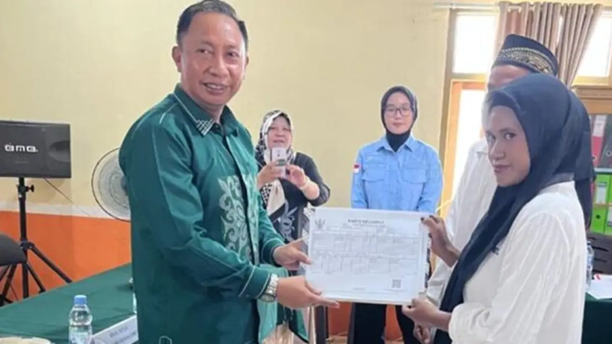 Kepala Dinas Dukcapil Kabupaten Bone Bolango, Oktavianus SW Rahman, saat menghadiri kegiatan Isbat Nikah Terpadu sekaligus menyerahkan dokumen kependudukan di Desa Bondawuna, Kecamatan Suwawa Selatan, Kamis (27/8/2026). (F. dok Dukcapil)