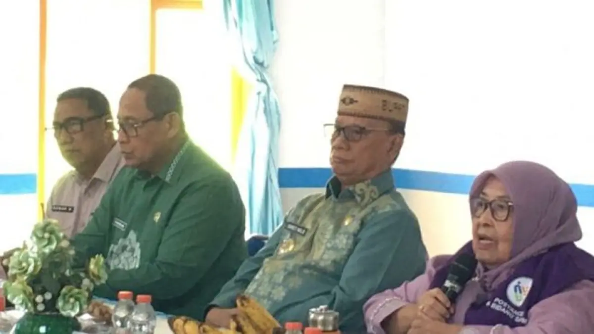 Ketua Tim Pembina Posyandu Kabupaten Bone Bolango, Ruwaida Ismet Mile menyampaikan peran Posyandu sebagai simpul pelayanan yang membantu masyarakat. (F:Indra)