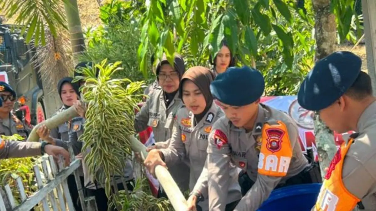 Polwan Polda Gorontalo bersama personel Batalyon A Pelopor  Satuan Brimob Polda Gorontalo turun ke Kecamatan Pulubala untuk membantu warga yang mengalami kesulitan memperoleh air bersih.(F:Hms-Pol)
