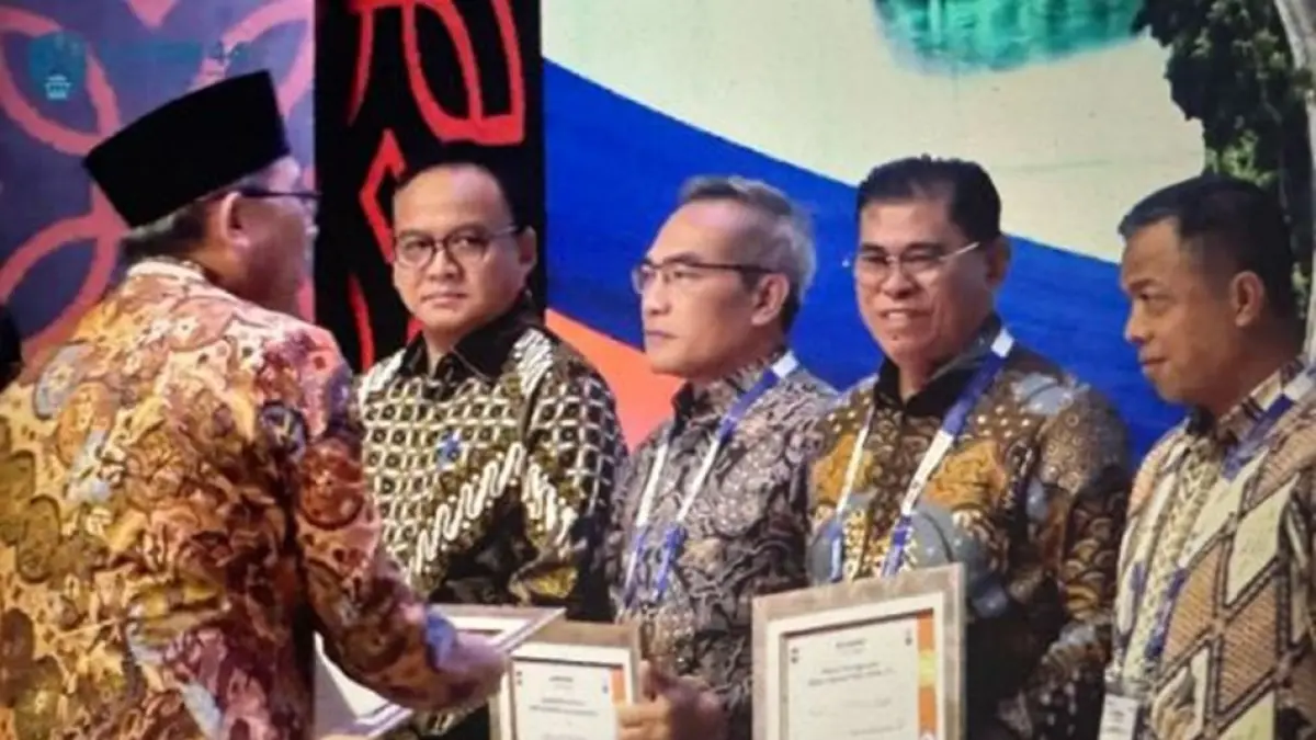 Mewakili Pemerintah Kabupaten Bone Bolango, penghargaan tersebut diterima langsung oleh Sekretaris Daerah Dr. Iwan Mustafa, M.Si.(F:Istrimewa)