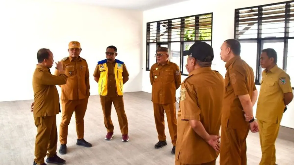 Bupati Sofyan Puhi memastikan langsung kesiapan lokasi yang akan menjadi etalase potensi ekonomi kreatif daerah.(F:Diskominfo)