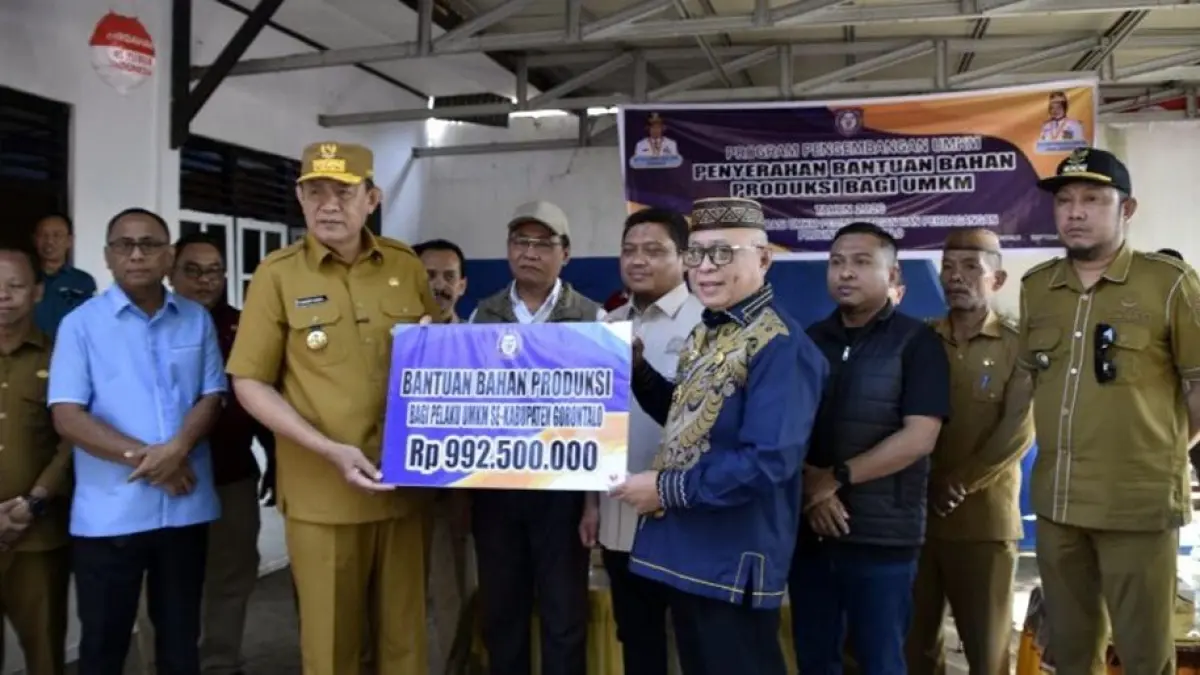 
Penyerahan bantuan  dilakukan secara simbolis oleh Gubernur Gorontalo Gusnar Ismail bersama Bupati Gorontalo Sofyan Puhi. (F:Diskominfo)