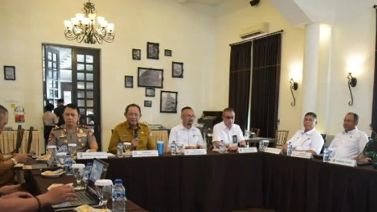 Rapat Forkopimda dipimpin Gubernur Gorontalo Gusnar Ismail yang berlangsung di Restoran Angelato, Kota Gorontalo. (F:Diskominfotik)