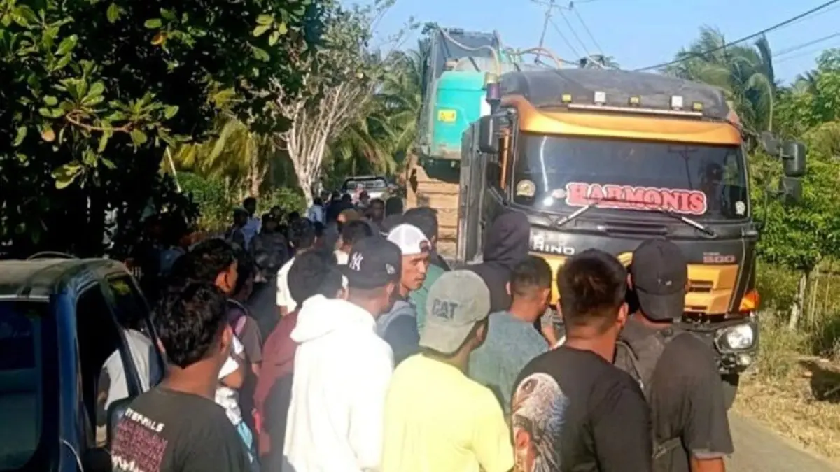 Terjadi situasi tegang antara penambang dan personel kepolisian saat alat berat mulai dievakuasi dari lokasi. Meski demikian, ekskavator berhasil dibawa ke Mapolres Boalemo.(F:Istimewa)